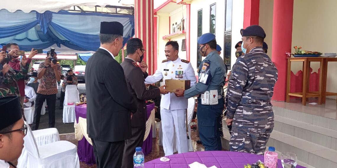 Danlanal Ranai Berikan Kejutan Kepada Kapolres Natuna Di Hut Bhayangkara Ke-75