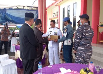 Danlanal Ranai Berikan Kejutan Kepada Kapolres Natuna Di Hut Bhayangkara Ke-75