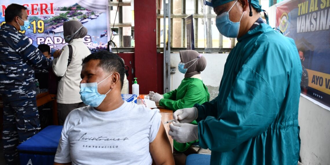 Program Serbuan Vaksinasi Maritim TNI AL (Lantamal II), Dihari Ke 4 Meluas Hingga Muaro Padang
