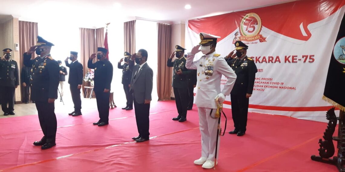 Danlantamal IV Hadiri Upacara Peringatan Hut Ke-75 Bhayangkara Di Mapolda Kepri