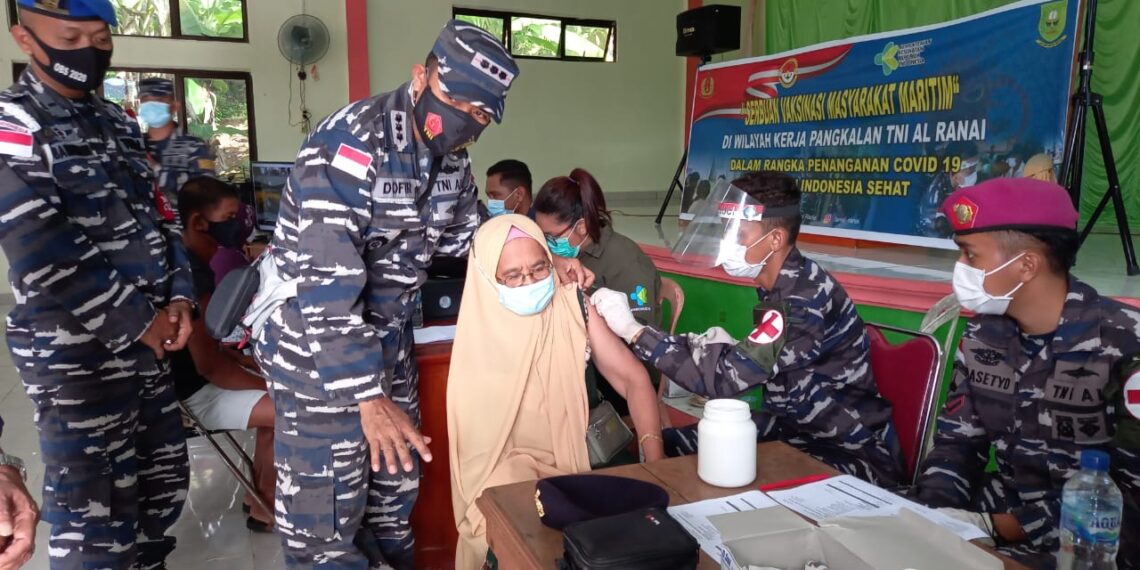 TNI AL Terus Pacu Lakukan Serbuan Vaksin Covid-19 Utus Tim Vaksinator Ke Pulau Tiga Natuna