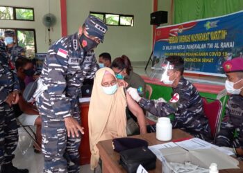 TNI AL Terus Pacu Lakukan Serbuan Vaksin Covid-19 Utus Tim Vaksinator Ke Pulau Tiga Natuna