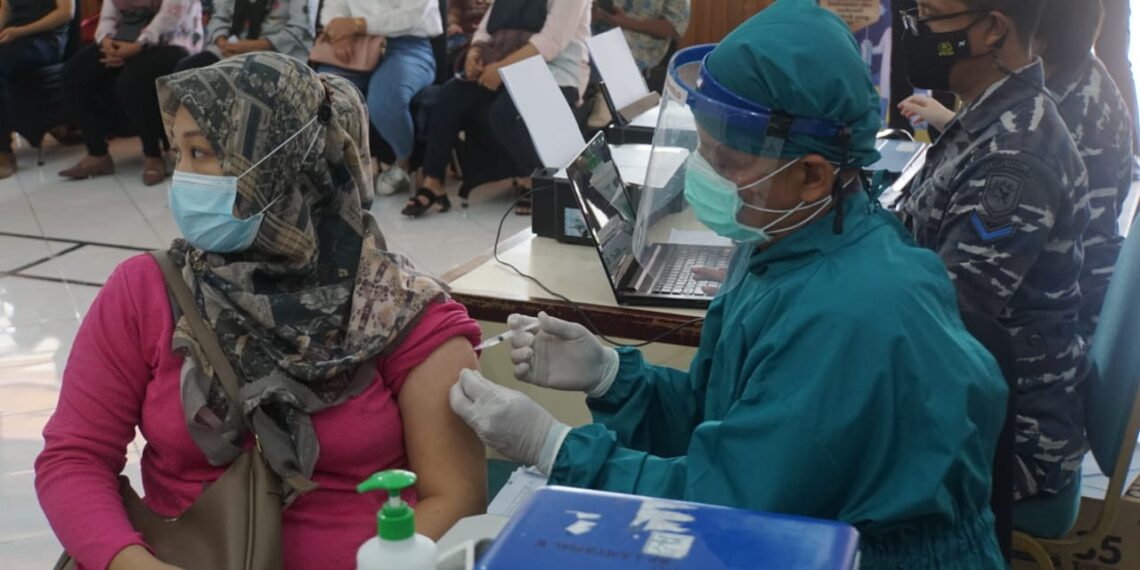 TNI AL Lantamal II Terus Gencar Lanjutkan Serbuan Vaksinasi Kepada Masyarakat