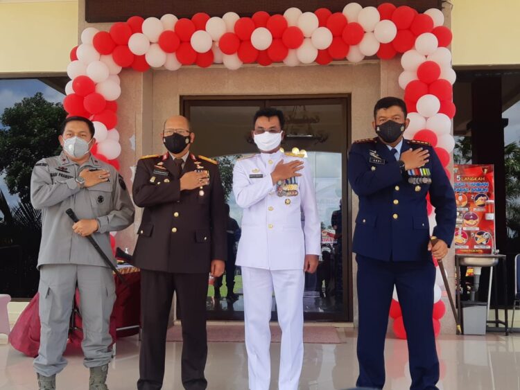 Danlantamal IV Hadiri Upacara Peringatan Hut Ke-75 Bhayangkara Di Mapolda Kepri