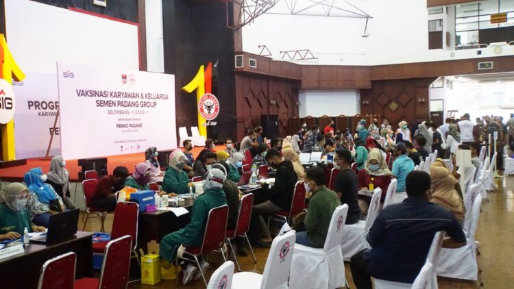 TNI AL Lantamal II Terus Lakukan Serbuan Vaksinasi Di 2 Tempat Secara Bersamaan