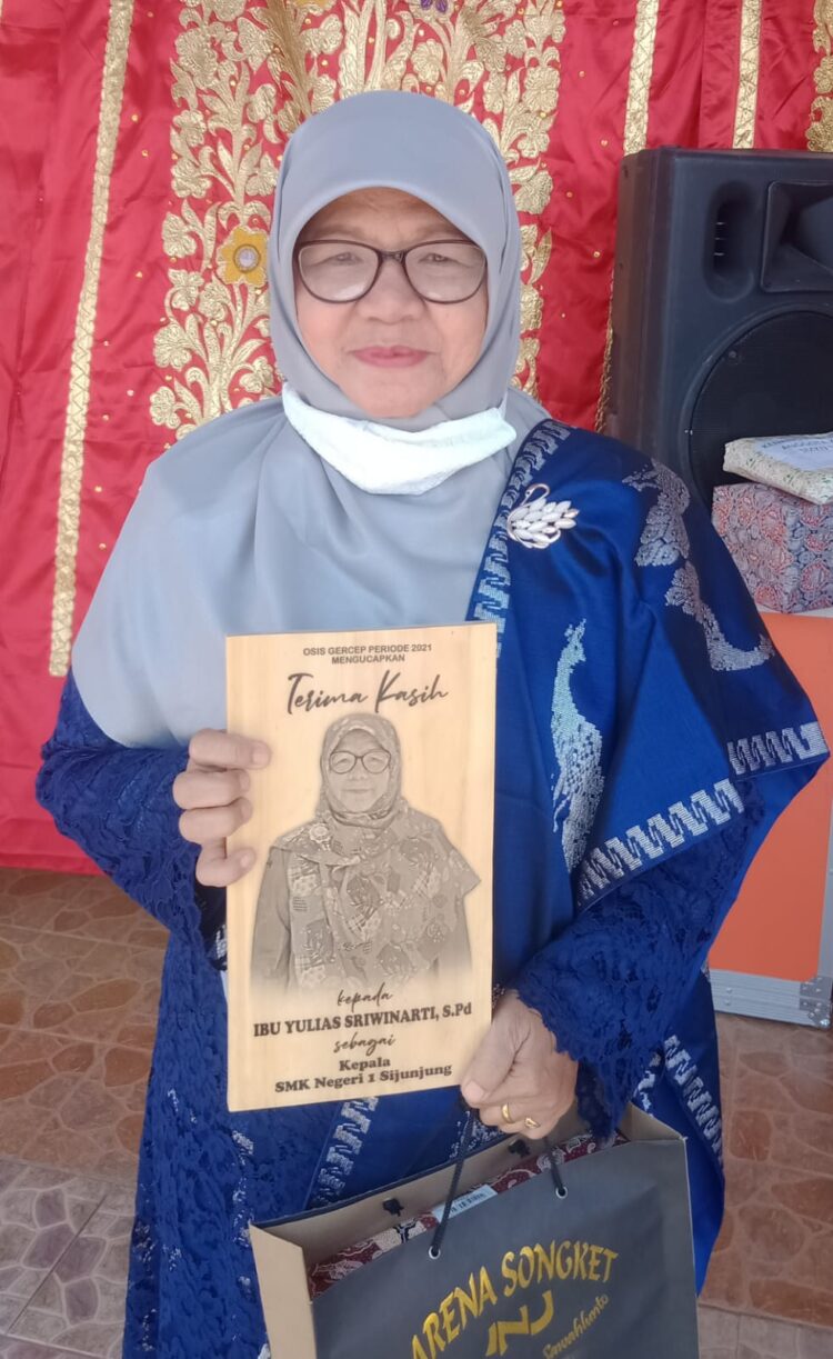 Memasuki Purna Tugas Yulias Sriwinarti S.Pd Dilepas Dengan Suka-Cita Selaku Kepsek SMKN 1 Sijunjung