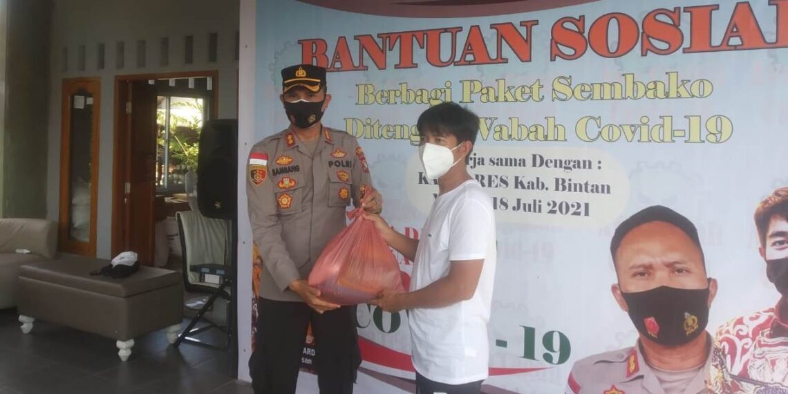 Secara Sembolis Edi Jaafar Serahkan Bantuan 600 Paket, Bahan Pokok kepada Kapolres Bintan