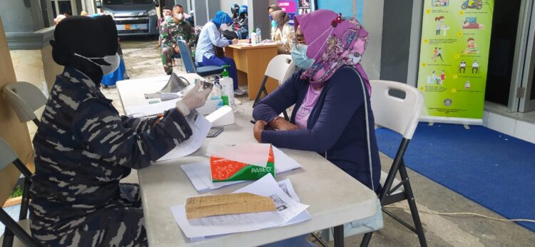 Lantamal II Padang Terus Lakukan Serbuan Vaksinasi Ke Masyarakat Maritim di Sumbar