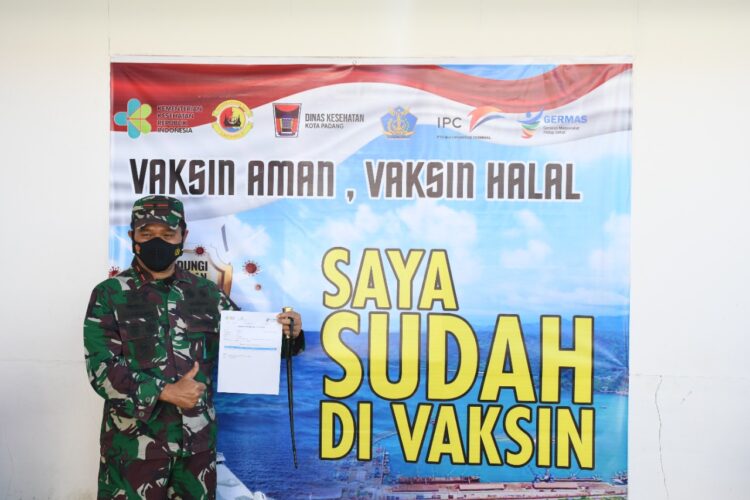 Program Serbuan Vaksinasi, Danlantamal II Ikut Divaksin Bersama Masyarakat
