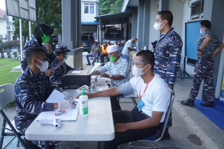 TNI AL (Lantamal II) Terus Fokus Lakukan Serbuan Vaksinasi Kepada Masyarakat Maritim