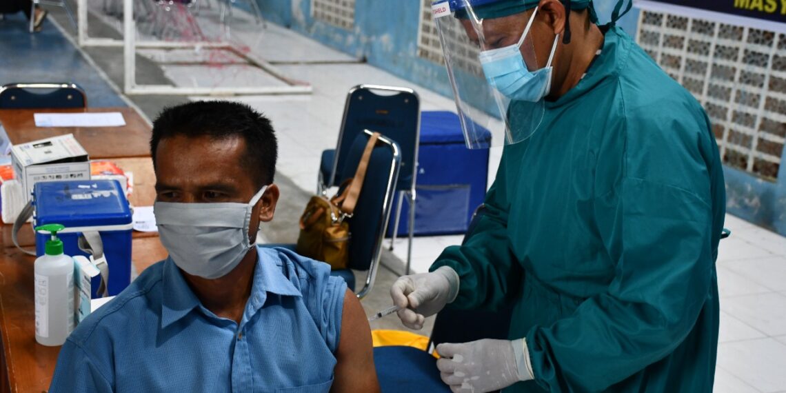 TNI AL (Lantamal II Padang) Terus Menyisir Masyarakat Maritim Laksanakan Vaksinasi