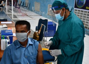 TNI AL (Lantamal II Padang) Terus Menyisir Masyarakat Maritim Laksanakan Vaksinasi