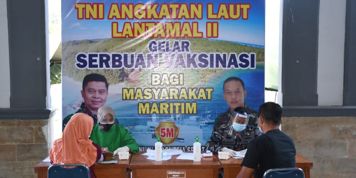 Serbuan Vaksinasi TNI AL, Diskes Lantamal II Gelar Sekaligus di 2 Tempat