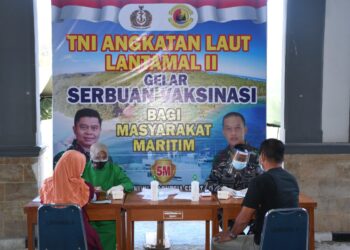 Serbuan Vaksinasi TNI AL, Diskes Lantamal II Gelar Sekaligus di 2 Tempat