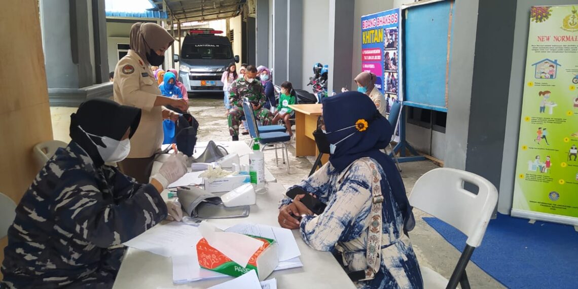 Lantamal II Padang Terus Lakukan Serbuan Vaksinasi Ke Masyarakat Maritim di Sumbar