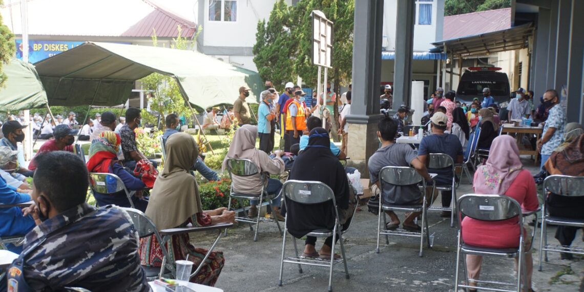 TNI AL (Lantamal II) Terus Fokus Lakukan Serbuan Vaksinasi Kepada Masyarakat Maritim