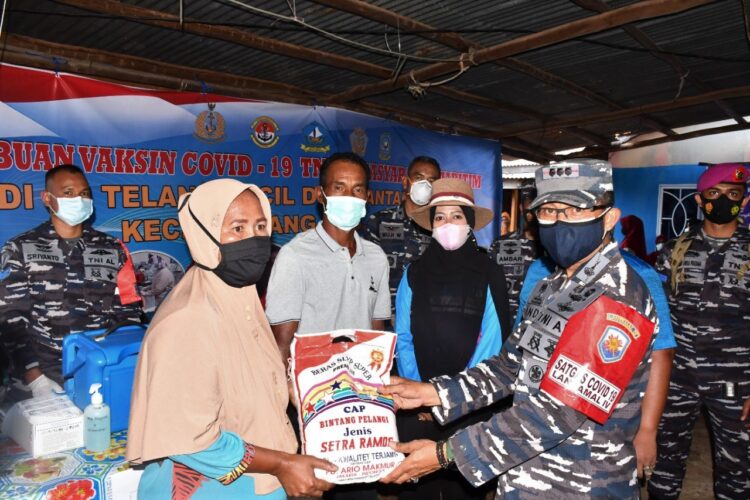 Wadanlantamal IV Tinjau Pelaksanaan Serbuan Vaksin Covid-19 Di Pulau-Pulau  Terpencil