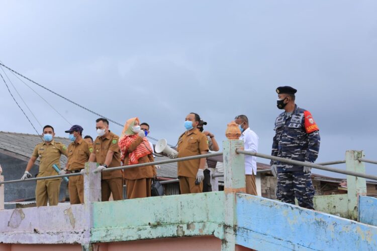 Bupati Lingga Beserta Istri Kunjungi Daerah Kelurahan Pncur Himbau Masyarakat Patuhi Prokes