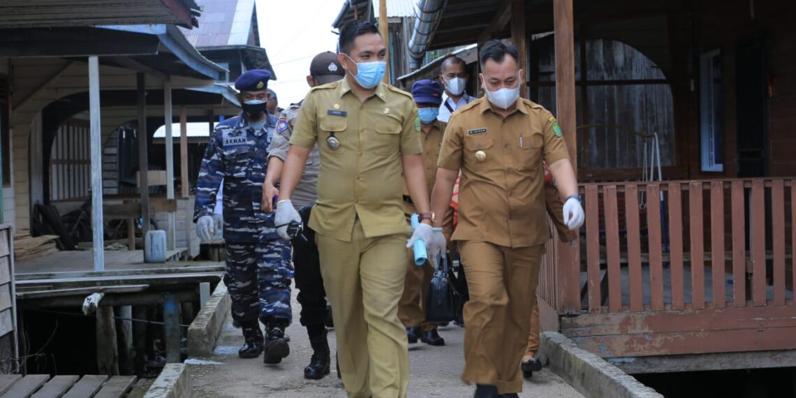 Bupati Lingga Beserta Istri Kunjungi Daerah Kelurahan Pncur Himbau Masyarakat Patuhi Prokes