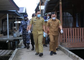 Bupati Lingga Beserta Istri Kunjungi Daerah Kelurahan Pncur Himbau Masyarakat Patuhi Prokes