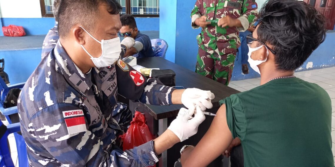 Tim TNI AL Bantu Laksanaan Vaksin Covid-19 Di Pulau Terpencil Wilayah Ranai