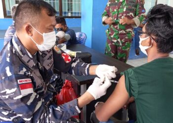 Tim TNI AL Bantu Laksanaan Vaksin Covid-19 Di Pulau Terpencil Wilayah Ranai