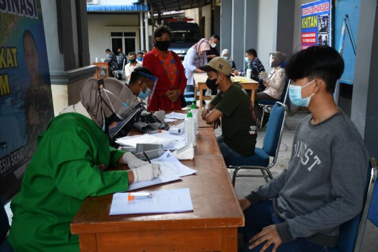 Serbuan Vaksinasi TNI AL, Diskes Lantamal II Gelar Sekaligus di 2 Tempat