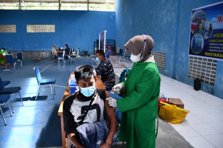 TNI AL (Lantamal II Padang) Terus Menyisir Masyarakat Maritim Laksanakan Vaksinasi