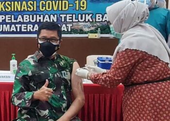 Program Serbuan Vaksinasi, Danlantamal II Ikut Divaksin Bersama Masyarakat