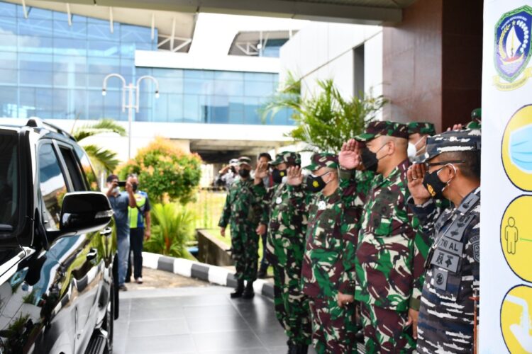 Wadanlantamal IV Sambut Pangkogabwilhan I Yang Baru Di Bandara RHF Tanjungpinang