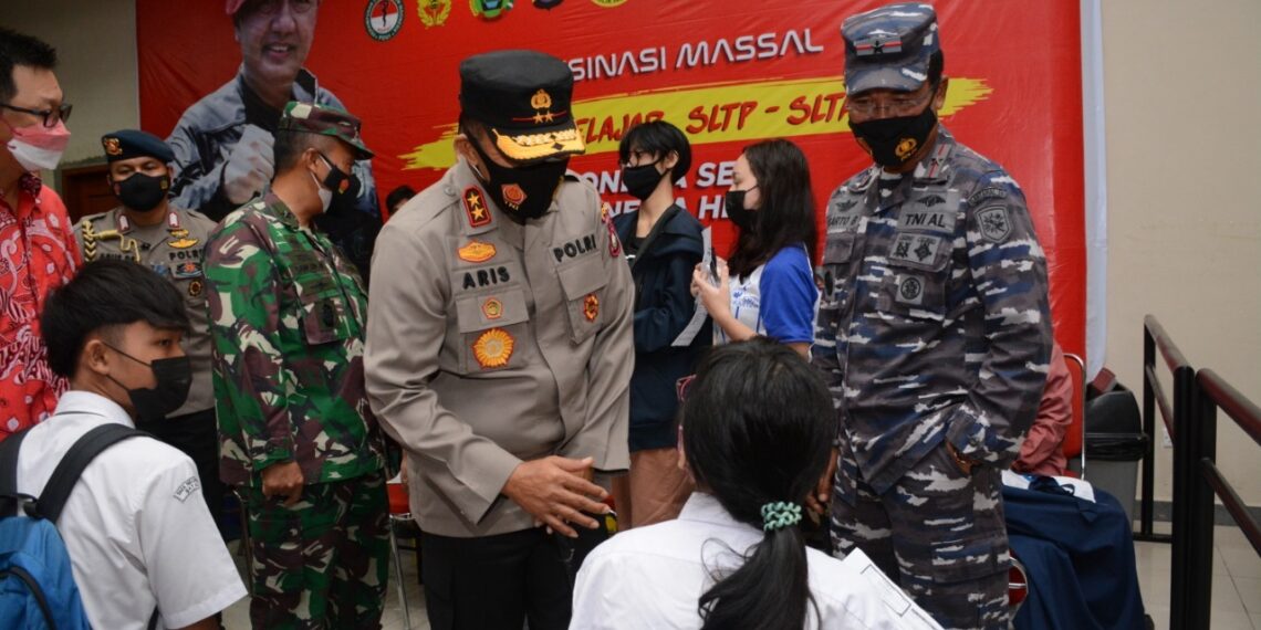 Danlantamal IV Tinjau Pelaksanaan Vaksin Covid-19 Untuk Pelajar Di Batam