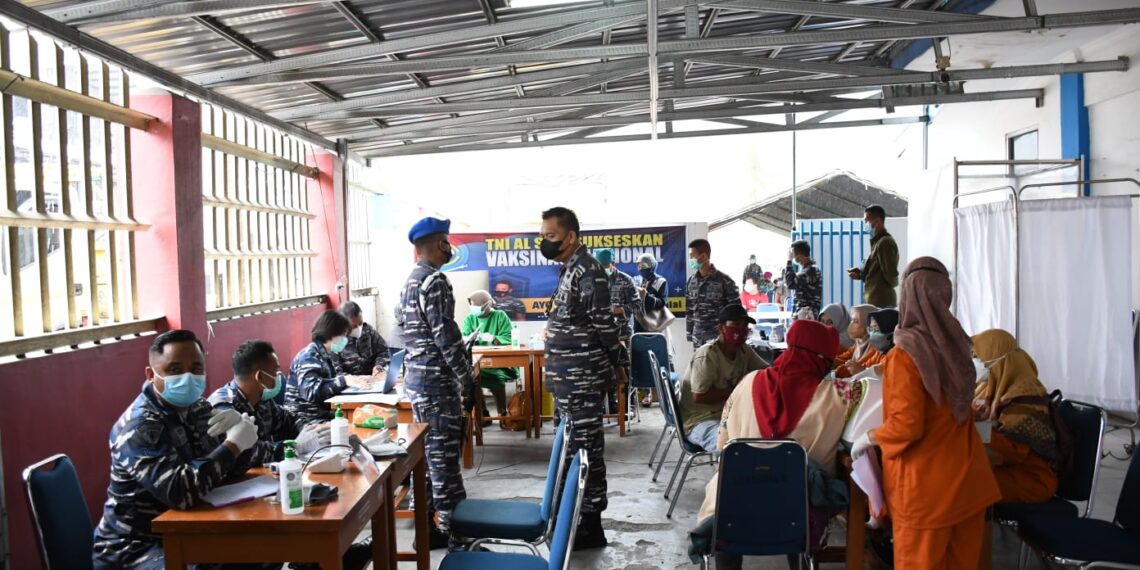 Tim TNI AL Lantamal II Kembali Lakukan Serbuan Vaksinasi Bekerjasma Pelindo II Dan Diskes Kota Padang
