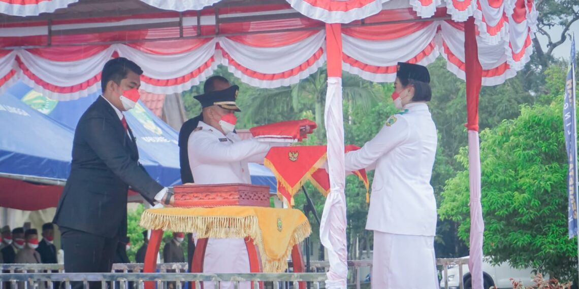 Meskipun Diguyur Hujan Deras Nizar Pimpin Upacara Pengibaran Bendera HUT RI Ke-76.