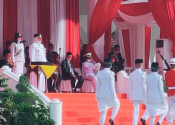 Tanpa Mengurangi Semangat Wadanlantamal IV Hadiri Upacara Penurunan Bendera Hut Ke-76 Ri Tingkat Provinsi Kepri