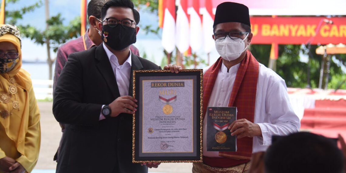 Sertifikat Muri Di Serahkan Di Mako TNI AL Lantamal II Padang Dalam Acara Memasak Rendang Sedunia