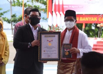 Sertifikat Muri Di Serahkan Di Mako TNI AL Lantamal II Padang Dalam Acara Memasak Rendang Sedunia