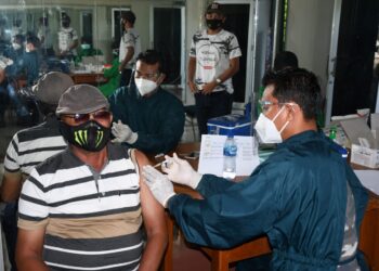 Tim Jajaran TNI AL Lantamal II Terus Lakukan Vaksinasi Kepada Masyarakat Maritim Kota Padang