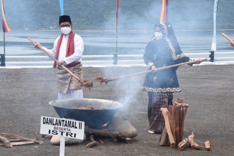 Sertifikat Muri Di Serahkan Di Mako TNI AL Lantamal II Padang Dalam Acara Memasak Rendang Sedunia