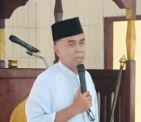 Berkunjung ke-Masjid, Bupati Wan Siswandi Minta Kepala OPD Isi Kotak Infaq