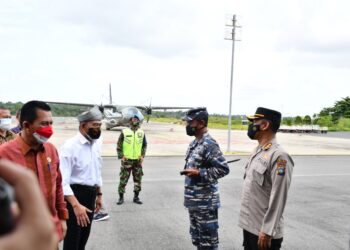 Danlantamal IV Sambut Kedatangan  Menko Bidang PMK RI Di Bandara RHF Tanjungpinang