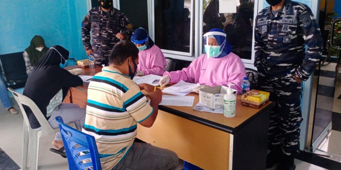 Demi Suksesnnya Program Pemerintah, TNI AL Lantamal IV Vaksin Warga Tanjung Uban