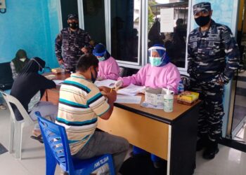 Demi Suksesnnya Program Pemerintah, TNI AL Lantamal IV Vaksin Warga Tanjung Uban