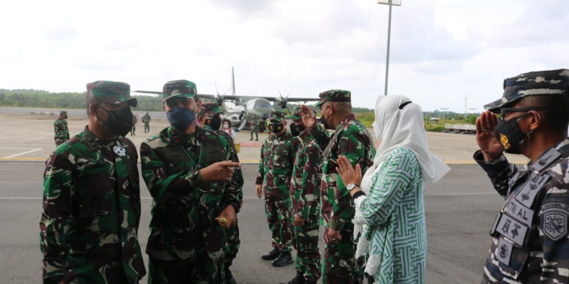 Wadanlantamal IV Sambut Pangkogabwilhan I Yang Baru Di Bandara RHF Tanjungpinang