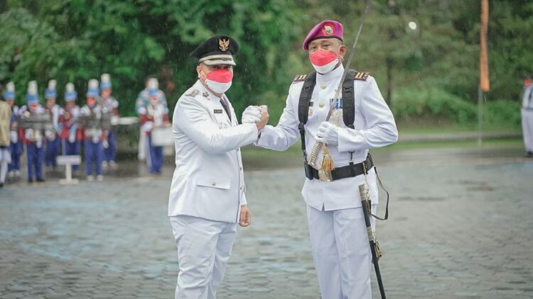 Meskipun Diguyur Hujan Deras Nizar Pimpin Upacara Pengibaran Bendera HUT RI Ke-76.