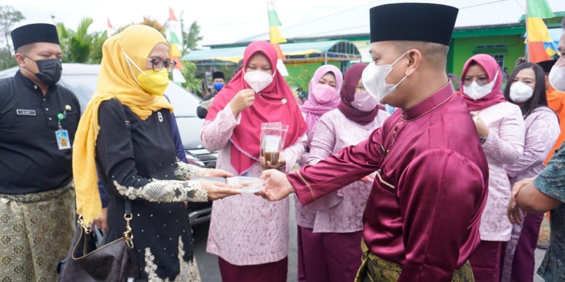 Pemkab Lingga Serahkan Dua Unit Mobil Ambulance Ke Puskesmas