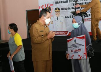 Gubernur Ansar Beri Bantuan Sosial 365 Keluarga Batam Terkonfirmasi Covid-19