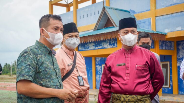 Pemkab Lingga Serahkan Dua Unit Mobil Ambulance Ke Puskesmas