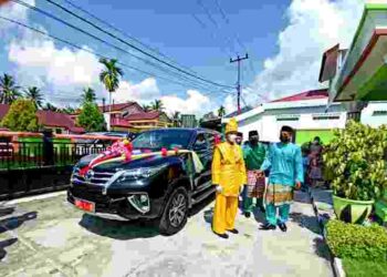Pasangan Penganten Disabilitas Ini Terharu Diantarkan Pakai Mobil Ninas BP 1 N Bupati Natuna