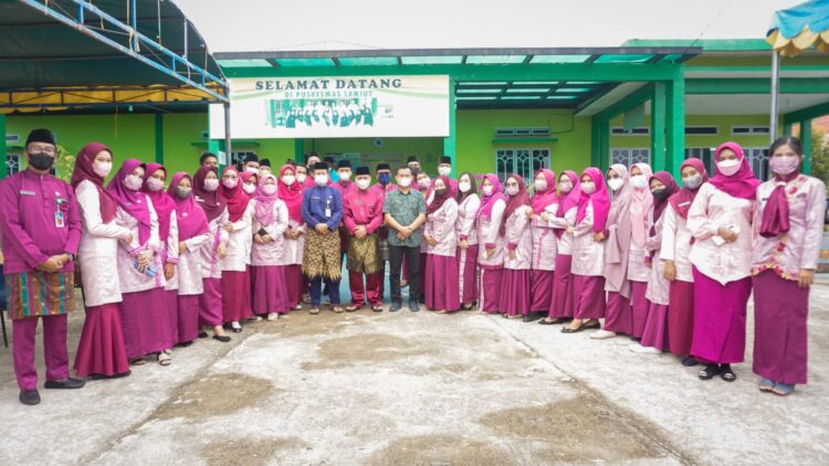 Pemkab Lingga Serahkan Dua Unit Mobil Ambulance Ke Puskesmas