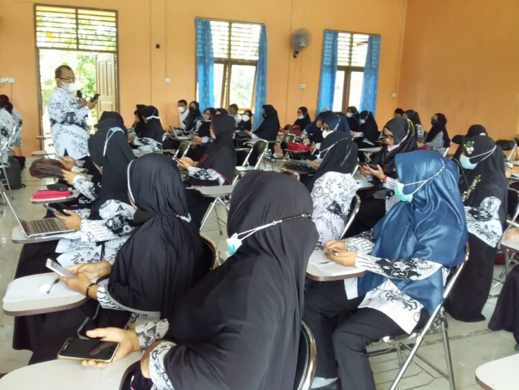 HUT PGRI ke 76, PGRI Kecamatan Lingga Gelar Bimtek PTK